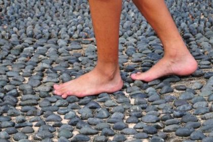 Berjalan Tanpa Alas Kaki