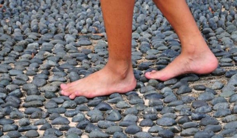 Berjalan Tanpa Alas Kaki